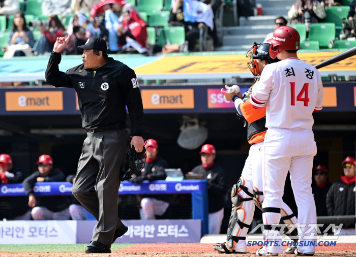 [포토] 한화 선발 폰세 피치클록 위반 순간-박기택 구심