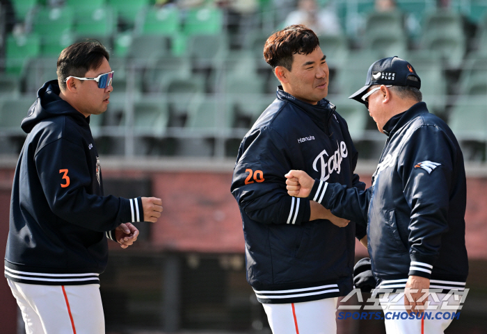 [포토] 한화 안치홍-김경문 감독 큰 부상 피해 다행이다