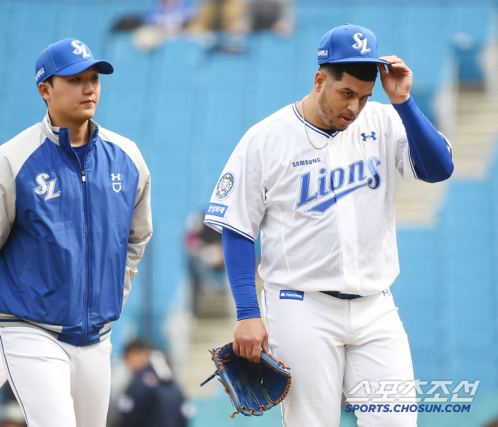 [포토] 4회 2실점, 교체되는 후라도