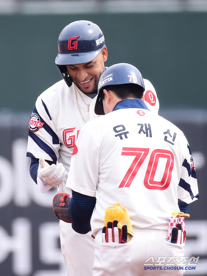 [포토] 레이예스 기분 좋은 1타점 적시타