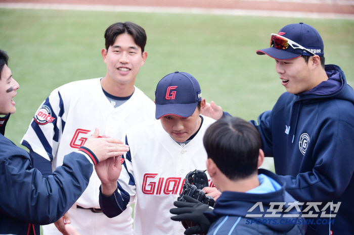 [포토] 김태현 선배들 미소 짓게 만든 1이닝 무실점 투구