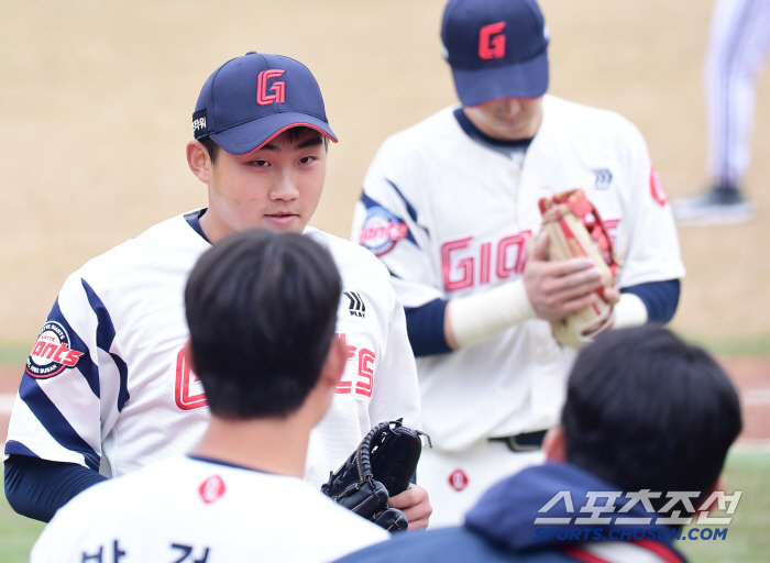 [포토] 김태현 막내의 씩씩한 1이닝 무실점 투구