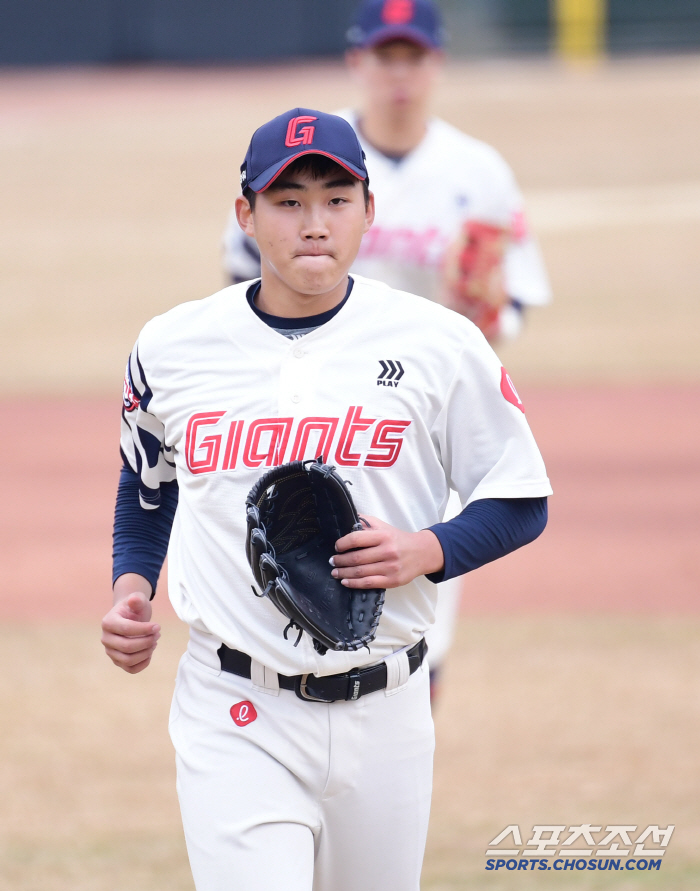 [포토] 씩씩하게 1이닝 무실점 투구한 롯데 신인 김태현