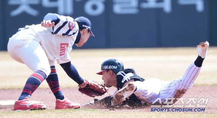 [포토] 신민재 견제구에 걸렸으나 빠른발로 2루까지