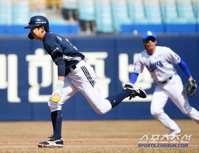 [포토] 3루 도루 시도하는 김민석