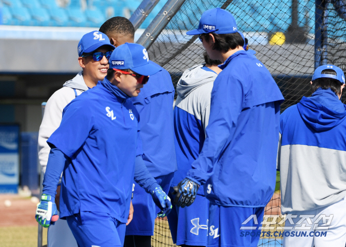 [포토] 타구 맞은 김헌곤 걱정하는 구자욱