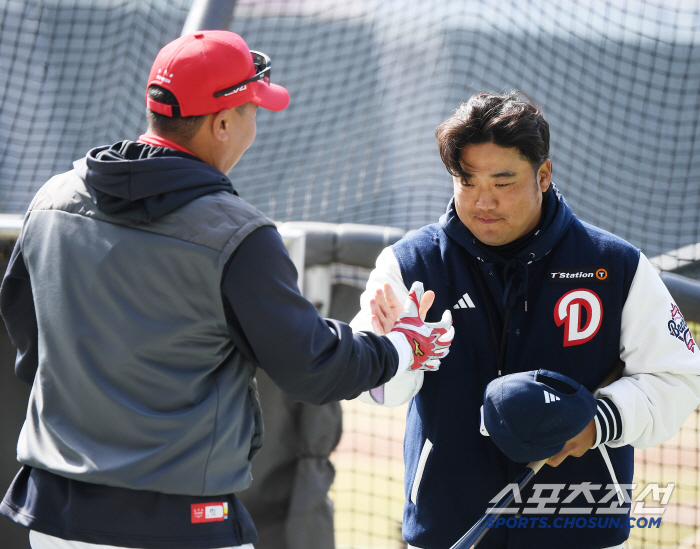 [포토] 박석민 코치와 인사하는 이범호 감독