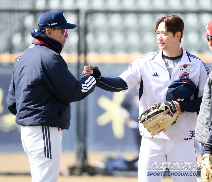 [포토] 이승엽 감독 김재환 믿는다!