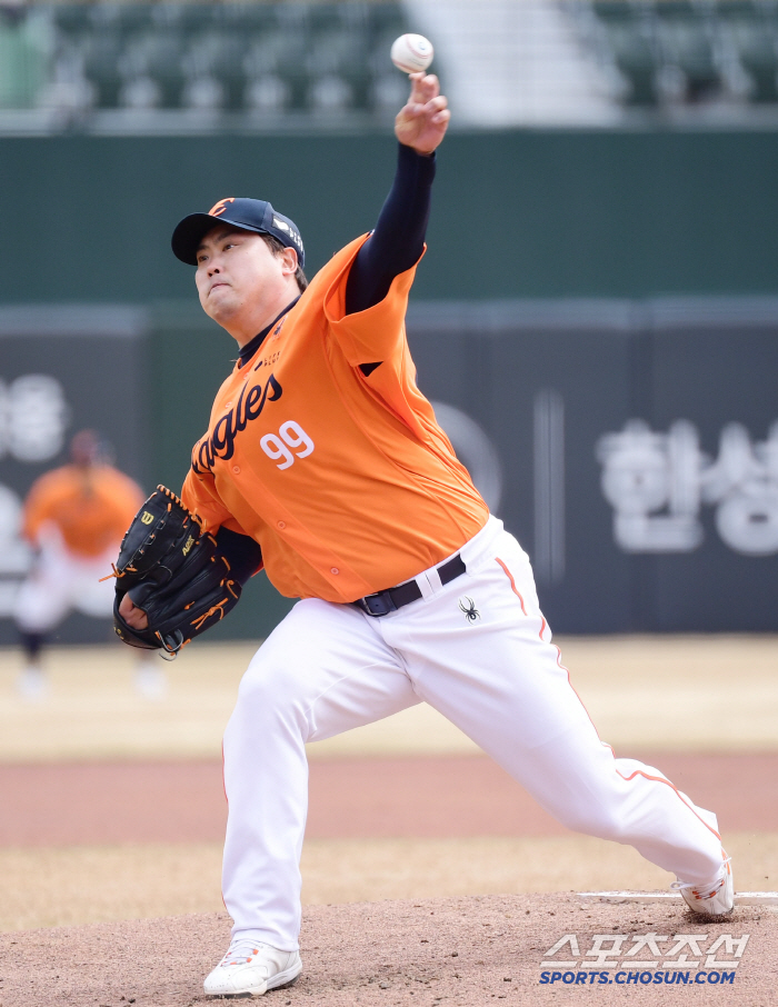 [포토] 류현진 시범경기 선발 등판 힘찬 투구