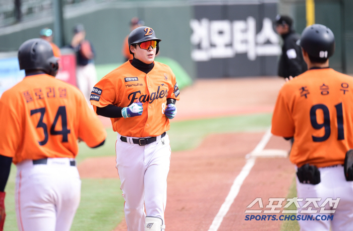 [포토] 노시환 또다시 터진 투런 홈런포