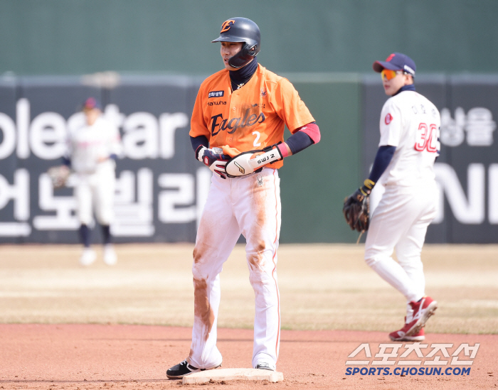 [포토] 심우준 안타 치고 도루까지 성공