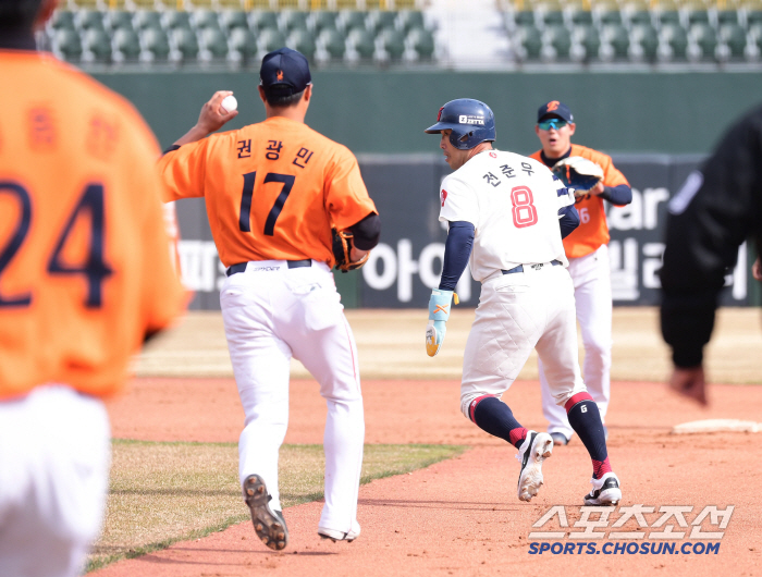[포토] 전준우 갈수도 올수도 없는 런다운