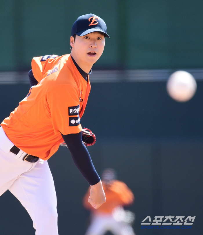 [포토] 엄상백 롯데와 시범경기 선발 등판 투구