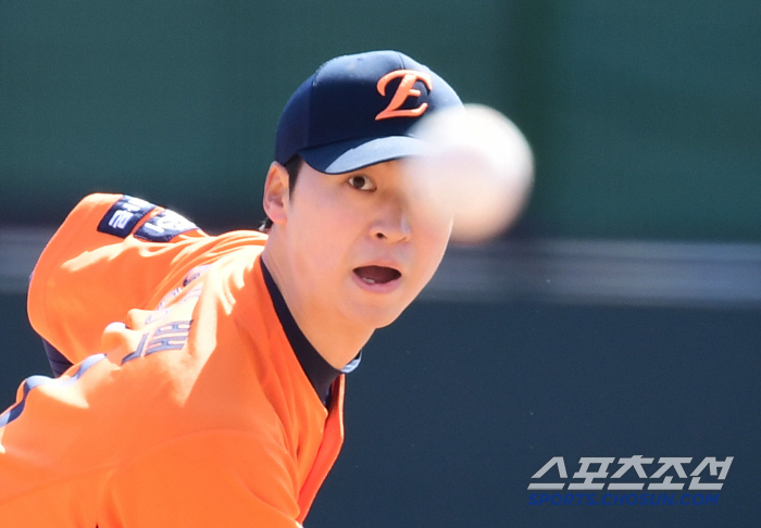 [포토] 엄상백 시범경기 선발 등찬 힘찬 투구