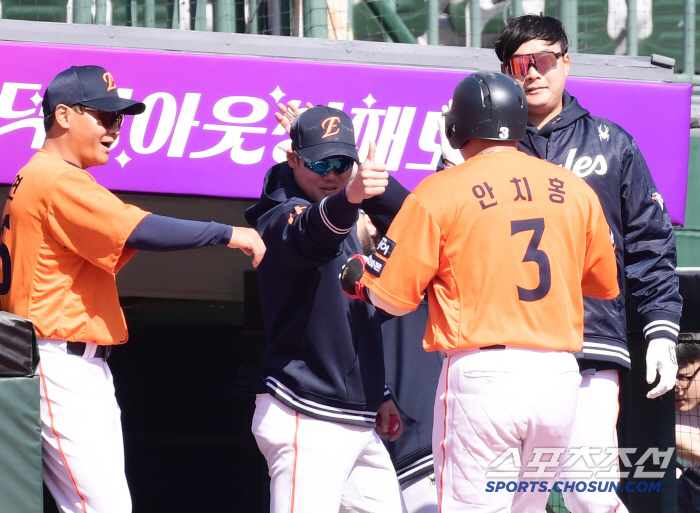 [포토] 하주석 안치홍 1타점 2루타 최고다