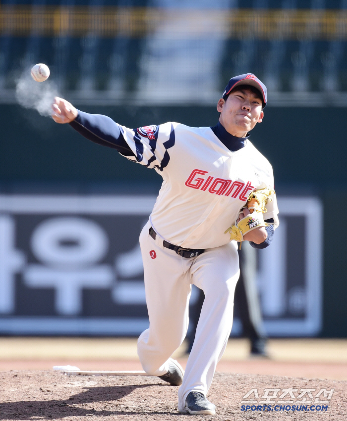[포토] 롯데 이병준 9회 마운드 올라 힘찬 투구