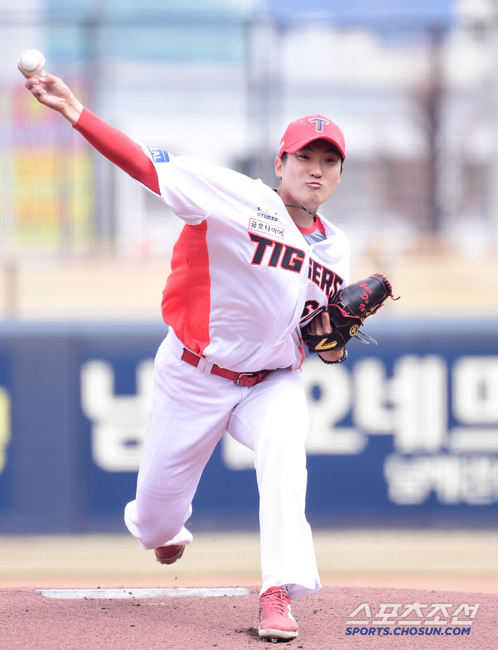 [포토] 김도현 시범경기 선발 등판 힘찬 투구