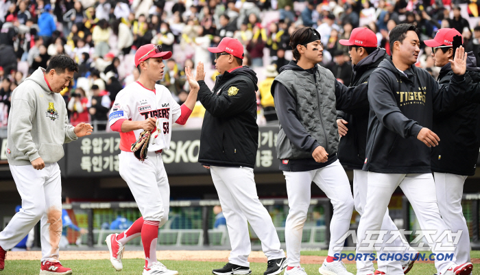 [포토] 승리한 KIA 첫 홈 시범경기 기분 좋은 승리