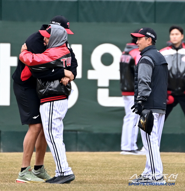 [포토] 치리노스, 김용일 코치와 뜨거운 포옹