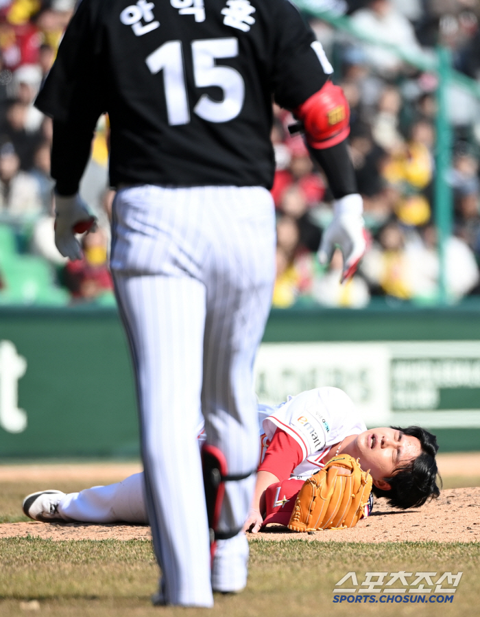[포토] 타구 맞고 쓰러진 김민, 다가가는 안익훈