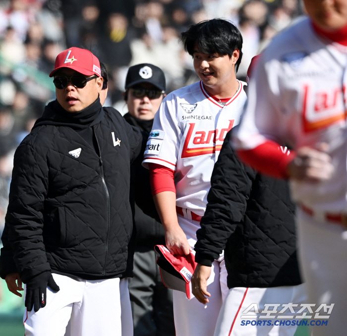 [포토] 타구 맞은 김민, 다행스러운 미소