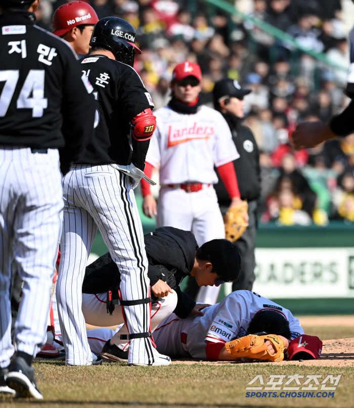 [포토] 타구 맞은 김민, 부상은 안돼!