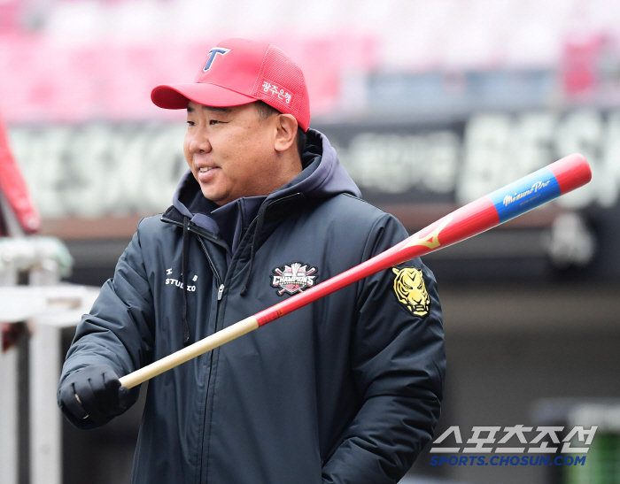 [포토] 이범호 감독 선수들 훈련 지켜보며 흐뭇한 미소