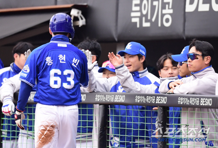 [포토] 홍현빈 1회초 선취 득점 성공