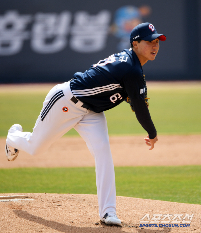 [포토] 역투하는 두산 선발 홍민규