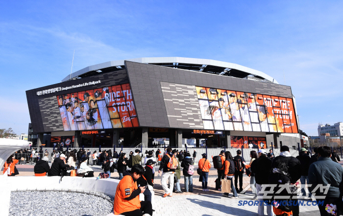 [포토] 대전한화생명볼파크 신축구장 찾은 야구팬들