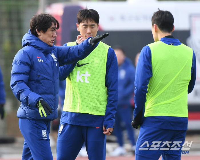 [포토] 선수 지도하는 홍명보 감독