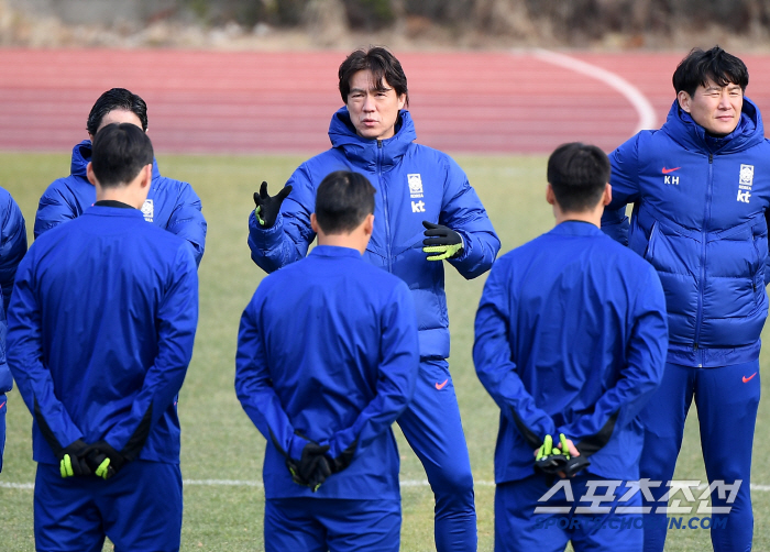 [포토] 홍명보 감독, 선수들과 그라운드 미팅