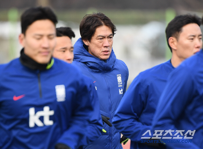 [포토] 선수와 함께 뛰는 홍명보 감독