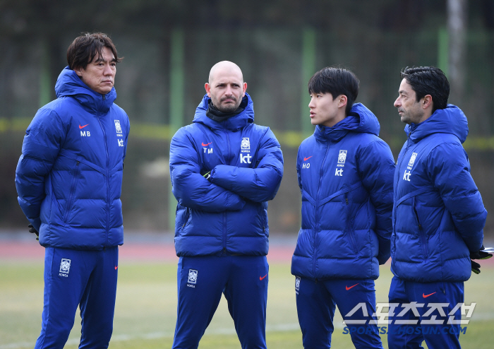 [포토] 훈련 지켜보는 홍명보 감독