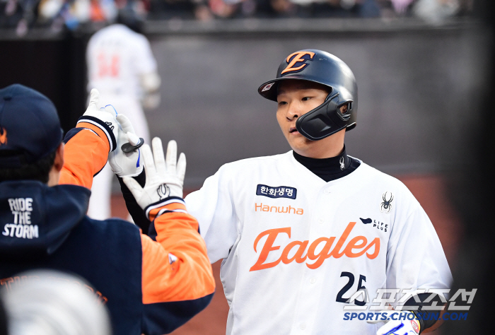 [포토] 김태연 신축구장 첫 홈런 주인공은 바로 나!