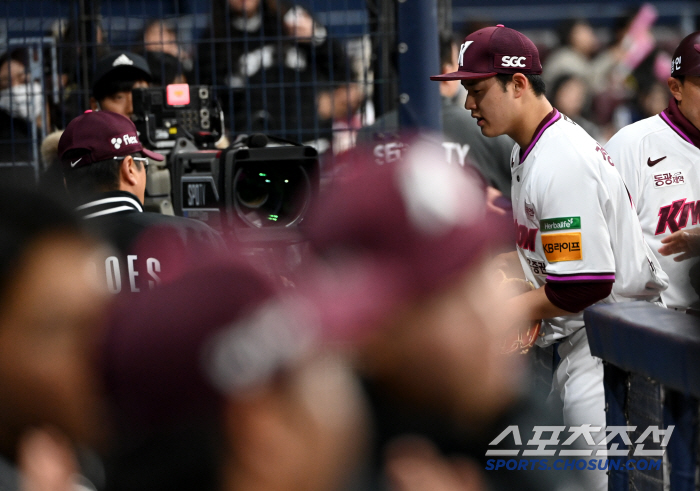 [포토] 홍원기 감독, 정현우 잘했어
