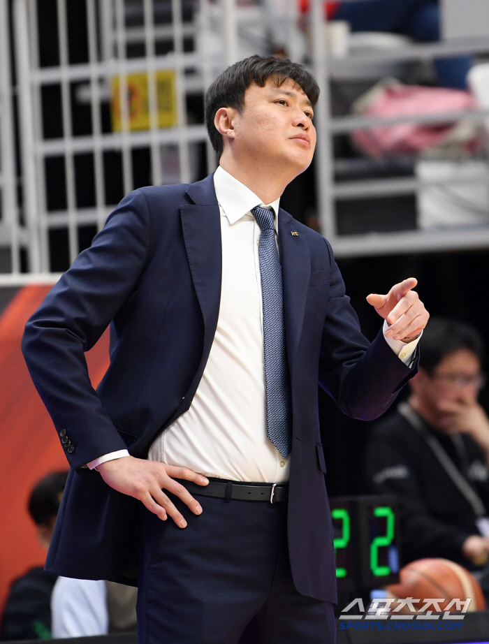 [포토] KT 송영진 감독 부상 조심
