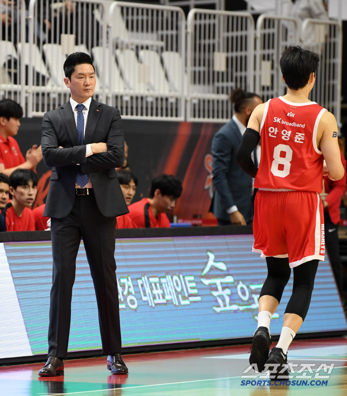 [포토] 경기 지켜보는 SK 전희철 감독