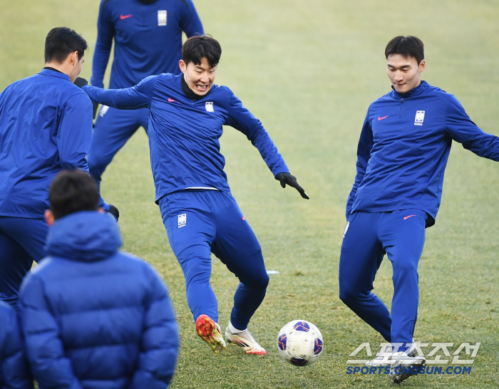 [포토] 손흥민, 공 뺏기 게임에 진심!