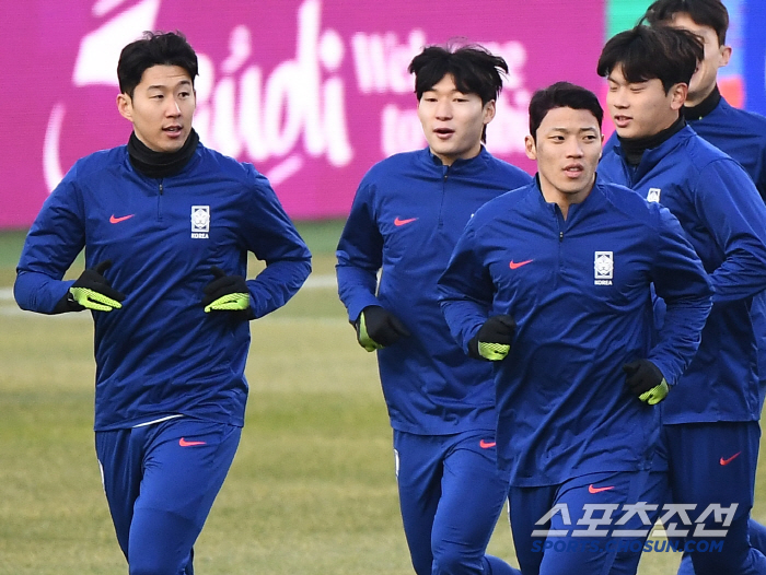 [포토] 함께 뛰는 손흥민-황희찬