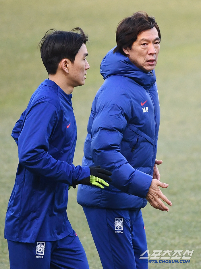 [포토] 홍명보 감독, 훈련에서 황인범 특별 관리