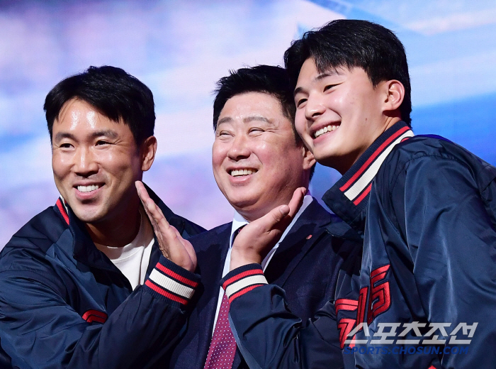 [포토] 전준우-윤동희 김태형 감독님 사랑해요