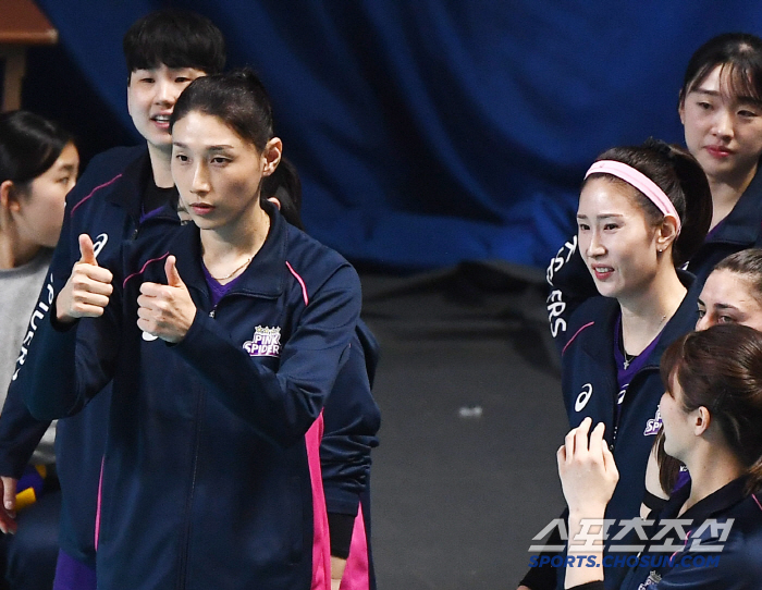 [포토] 김연경, 웜업존에서 응원 중!