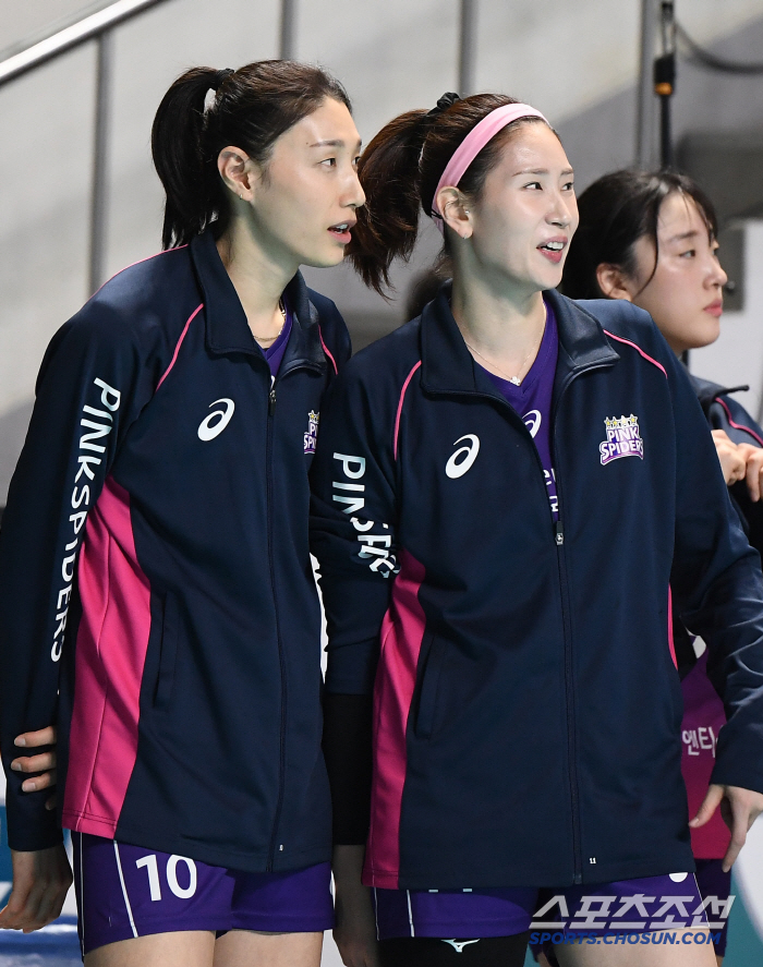 [포토] 김연경-김수지, 웜업존에서 여유있게