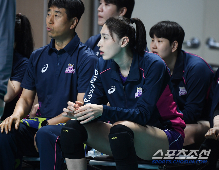 [포토] 벤치에서 경기 지켜보는 김연경
