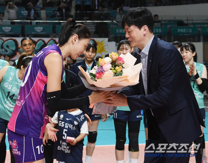 [포토] 김연경의 마지막 은퇴 투어, 꽃다발 전하는 이영택 감독