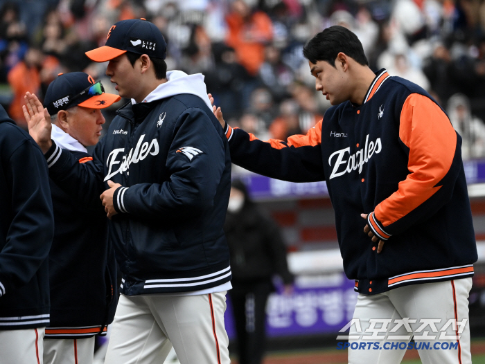 [포토] 김경문 감독, 문동주 시즌 첫 승 축하한다