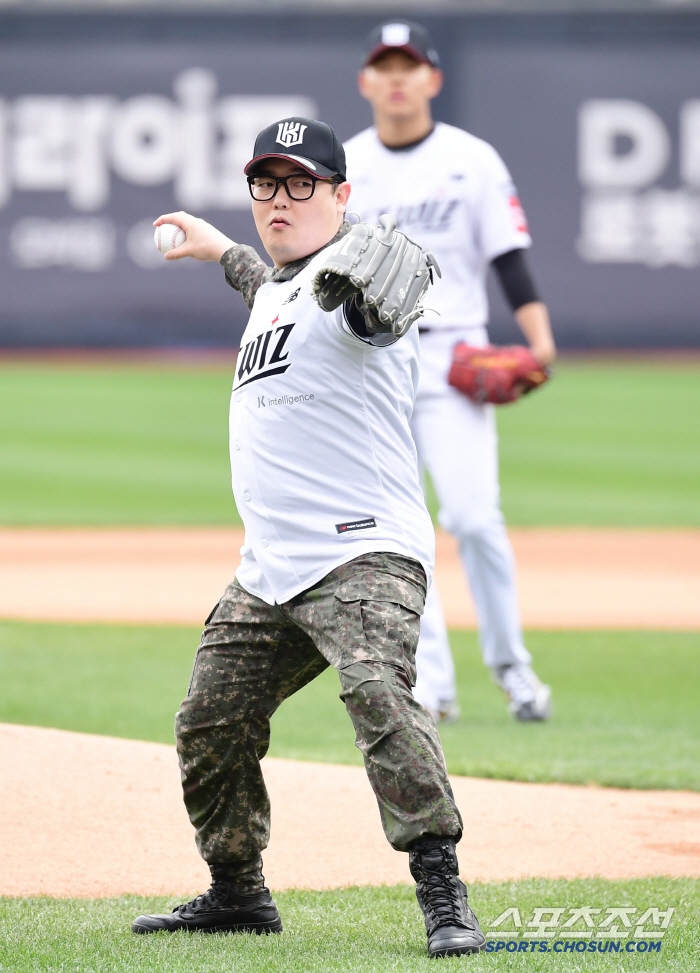 [포토] 신병 김민호, 매서운 눈빛 시구