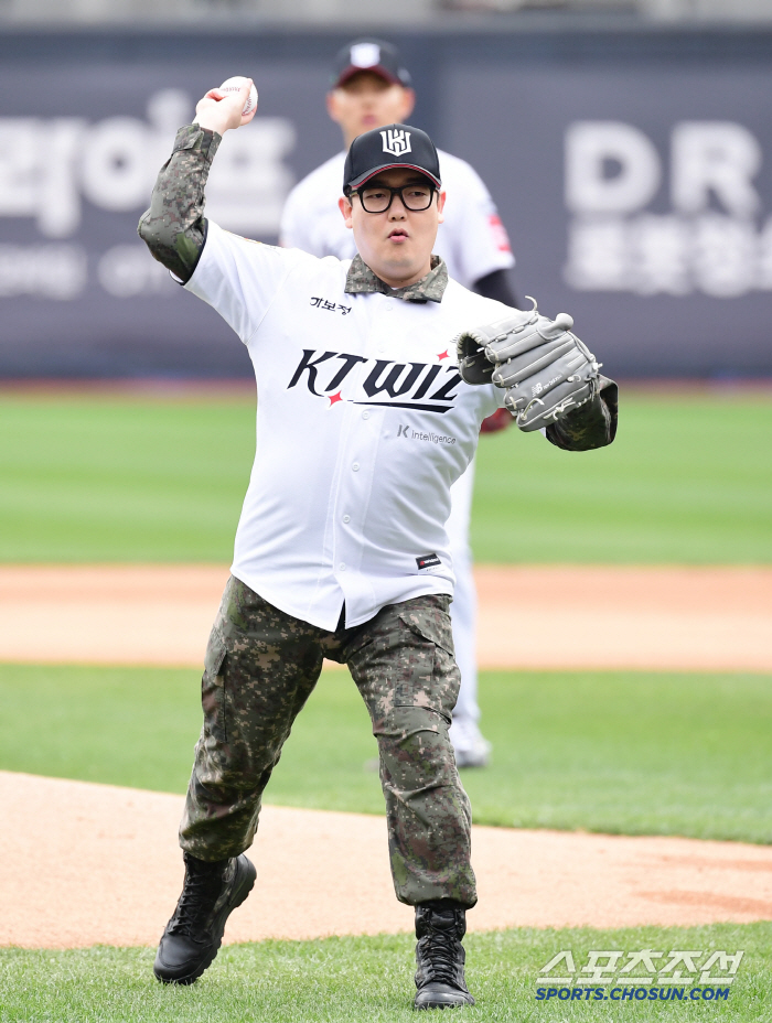 [포토] 신병3 김민호, 야구 유니폼 입고 힘찬 시구
