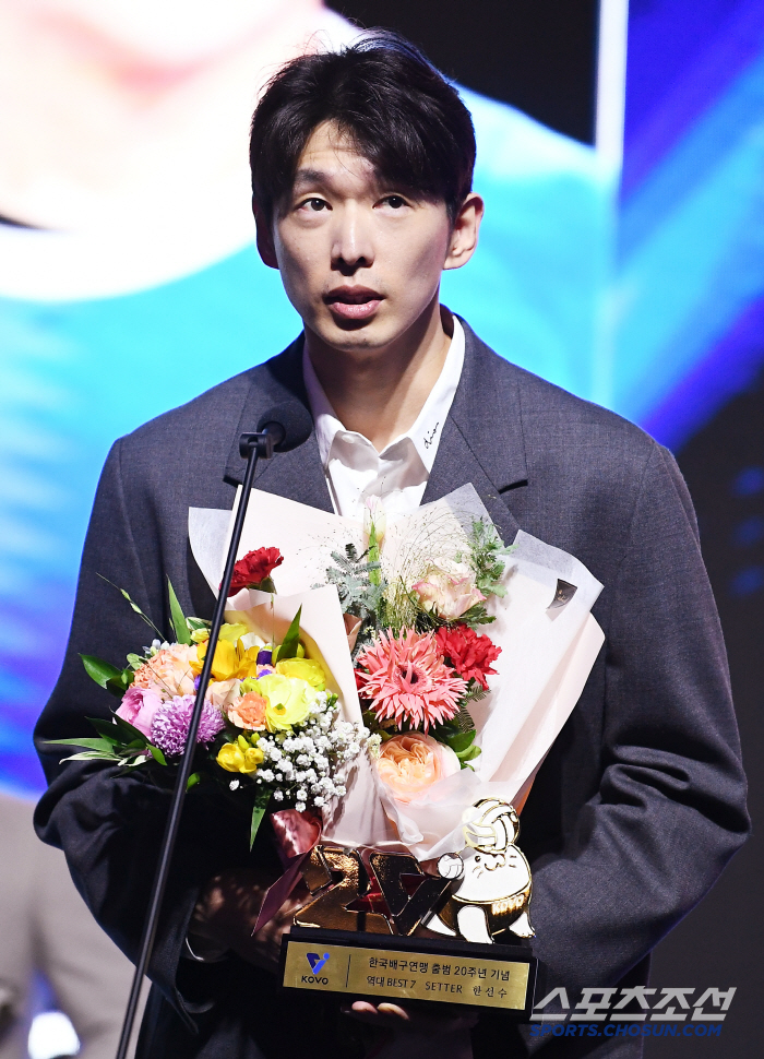 [포토] 20주년 베스트7에 선정된 한선수